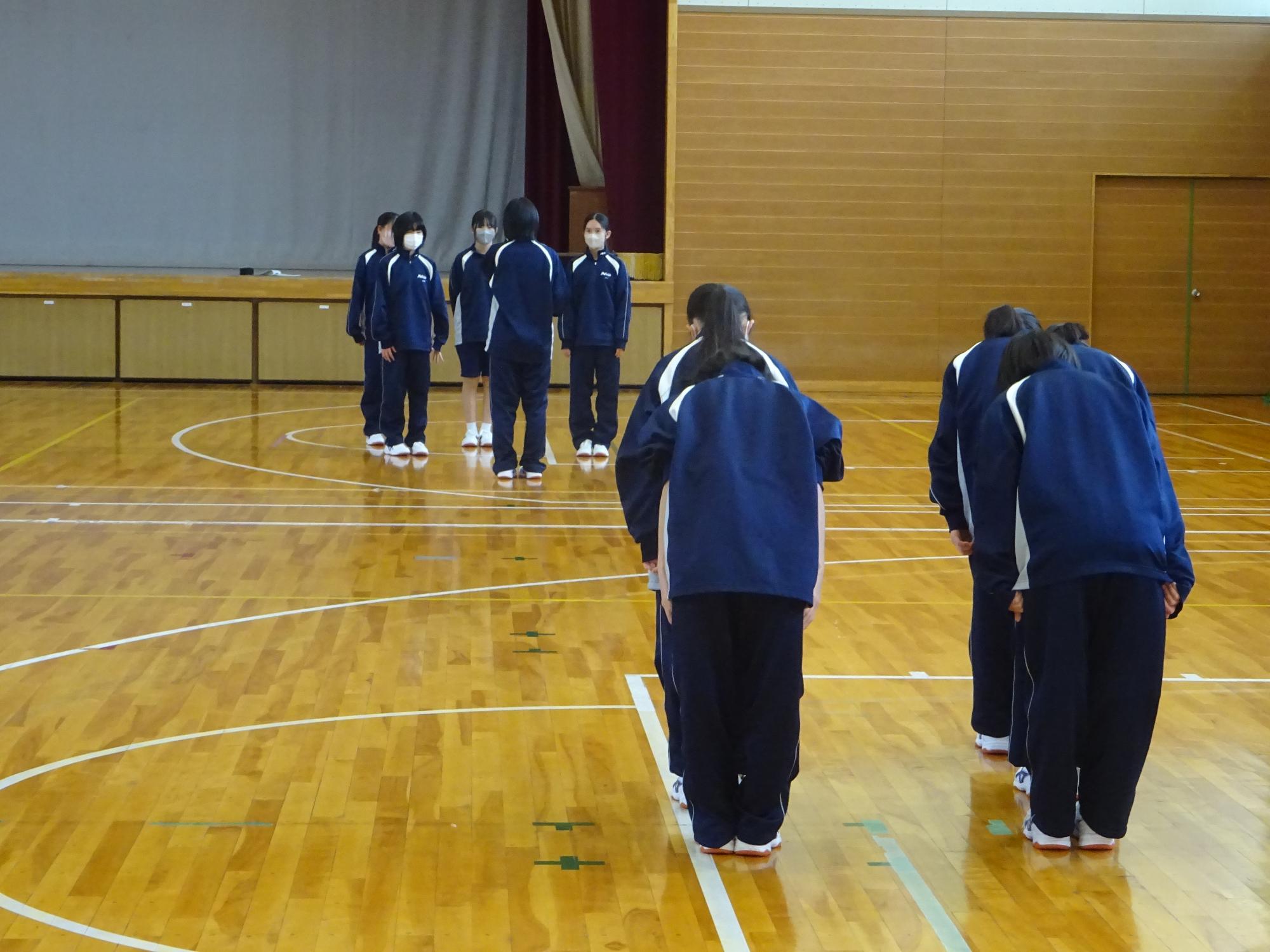 演技を終了し礼をする女子グループ