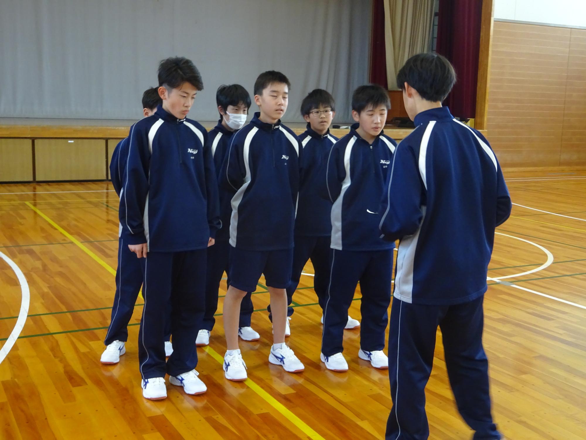 打ち合わせをする男子グループ