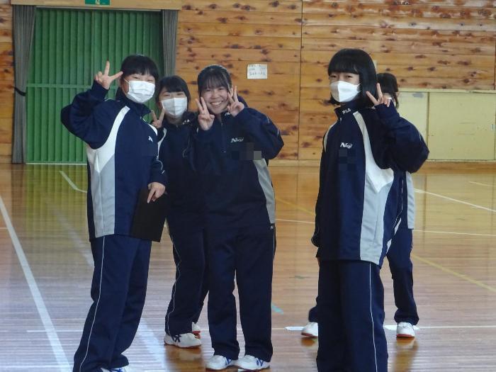 みんなでピースする女子グループ