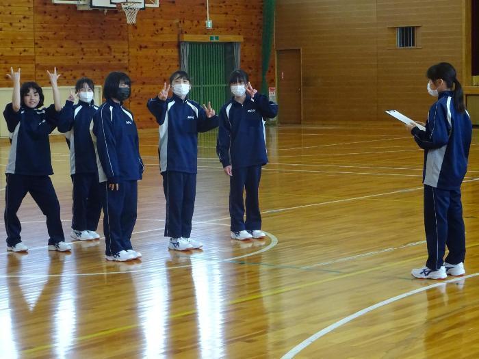 みんなでピースする女子グループ