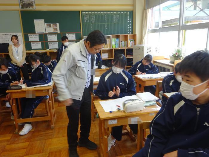 先生の点検を受ける生徒