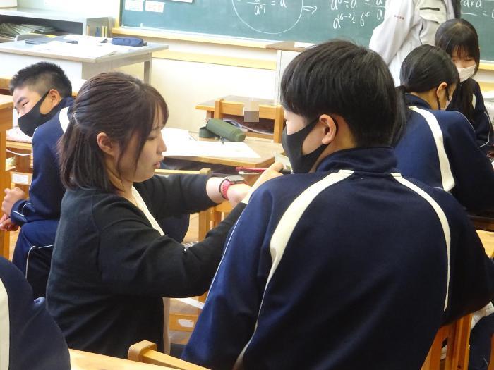 先生の指導を受ける生徒