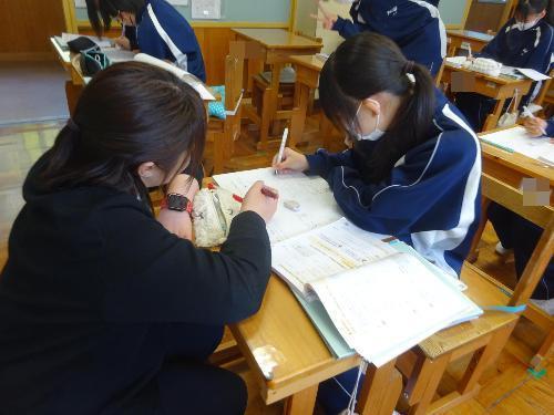 先生の指導を受ける生徒