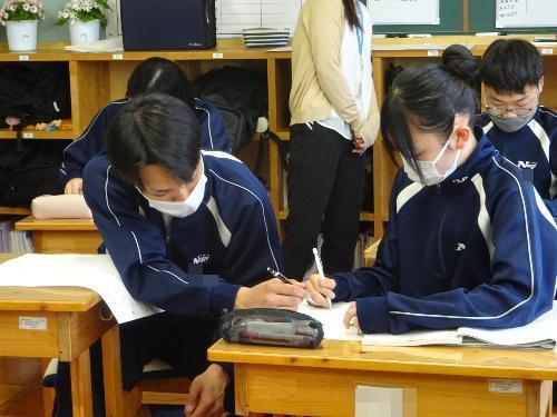 交流をする男女