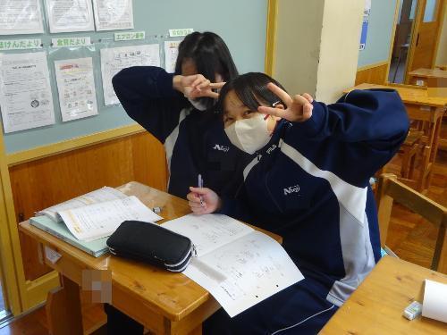 ピースする女子生徒