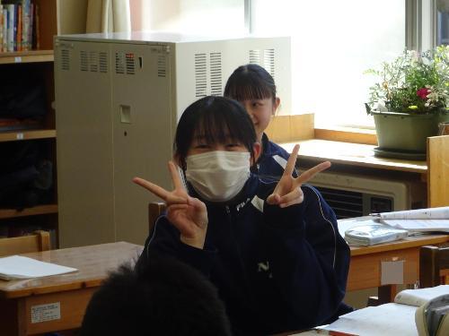 ピースする女子生徒
