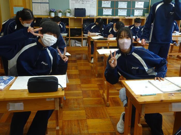 ピースする男子生徒と女子生徒