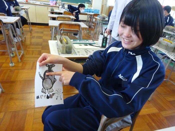 何かのキャラクターを描いてる女子