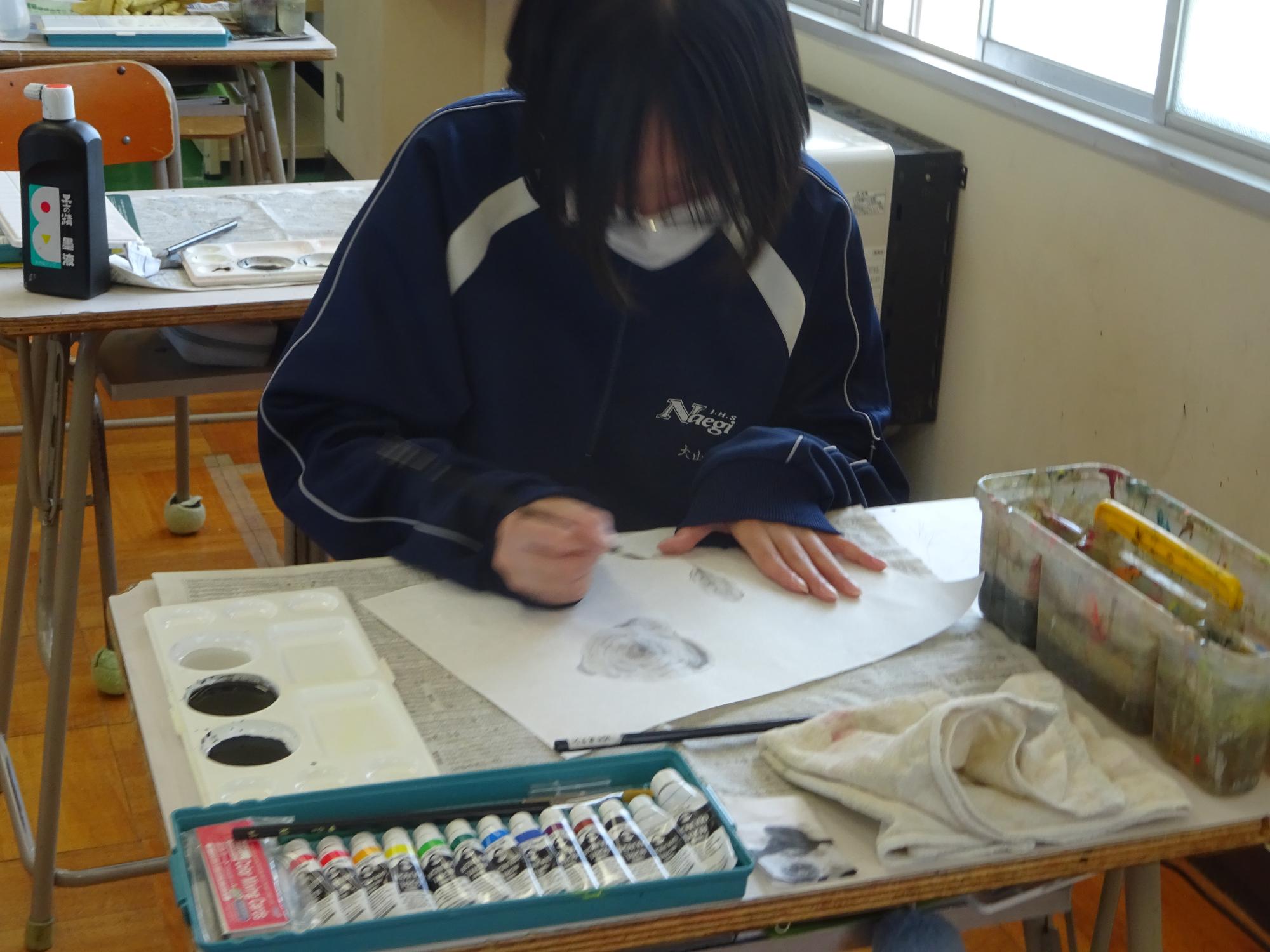 真剣にイメージを水墨画で描く生徒