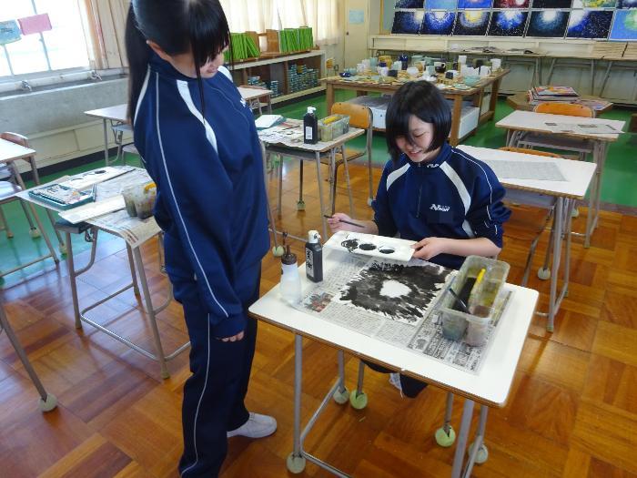 お互いの途中経過を見合う生徒たち