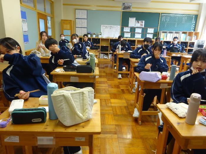 撮り直した、前から順に体を斜めに倒している写真