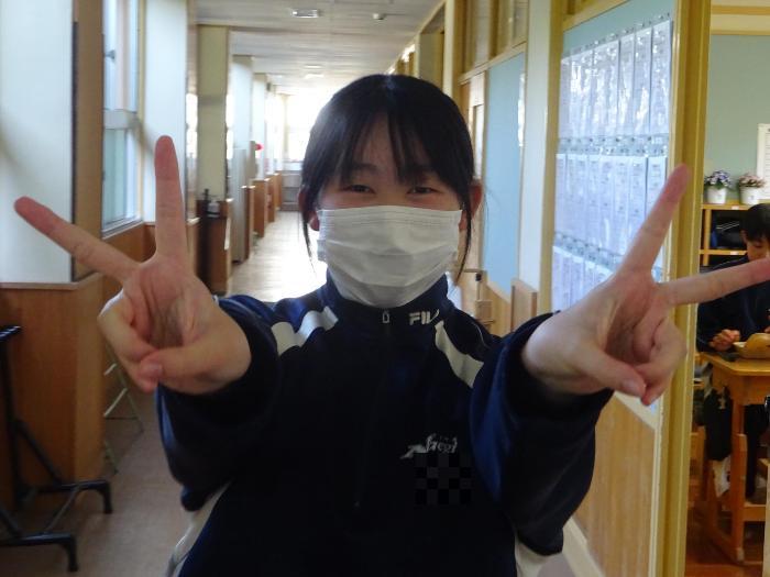 廊下でピースする女子