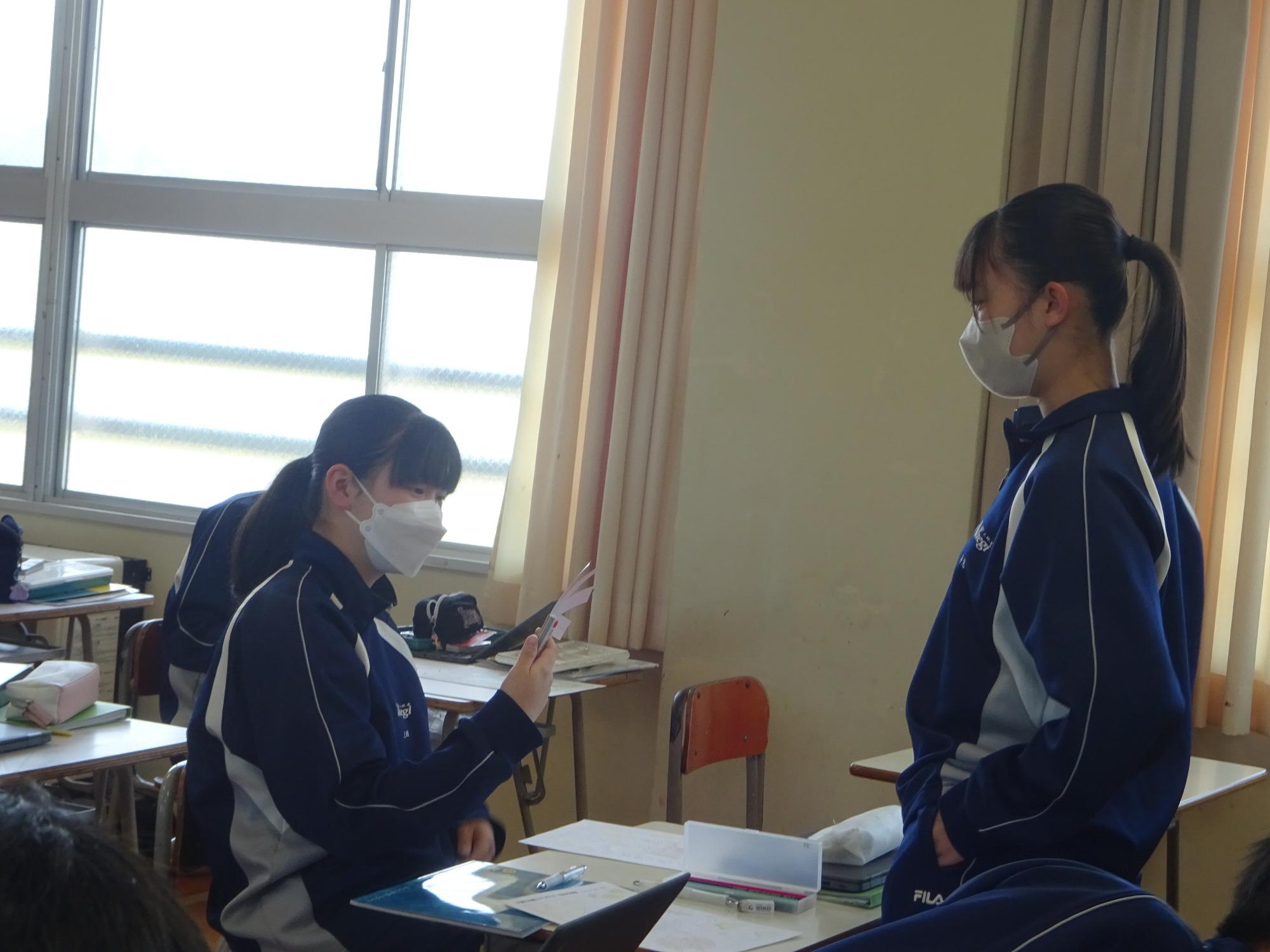仲間と相談しながら下書きをする女子生徒たち