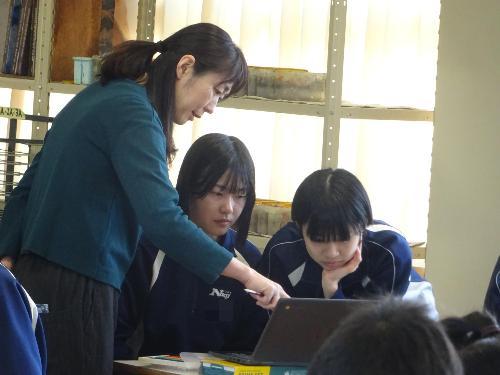 先生のアドバイスを受ける女子生徒