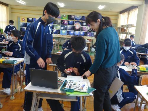 先生のアドバイスを受ける男子生徒