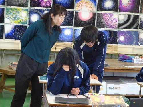 真剣に考える生徒