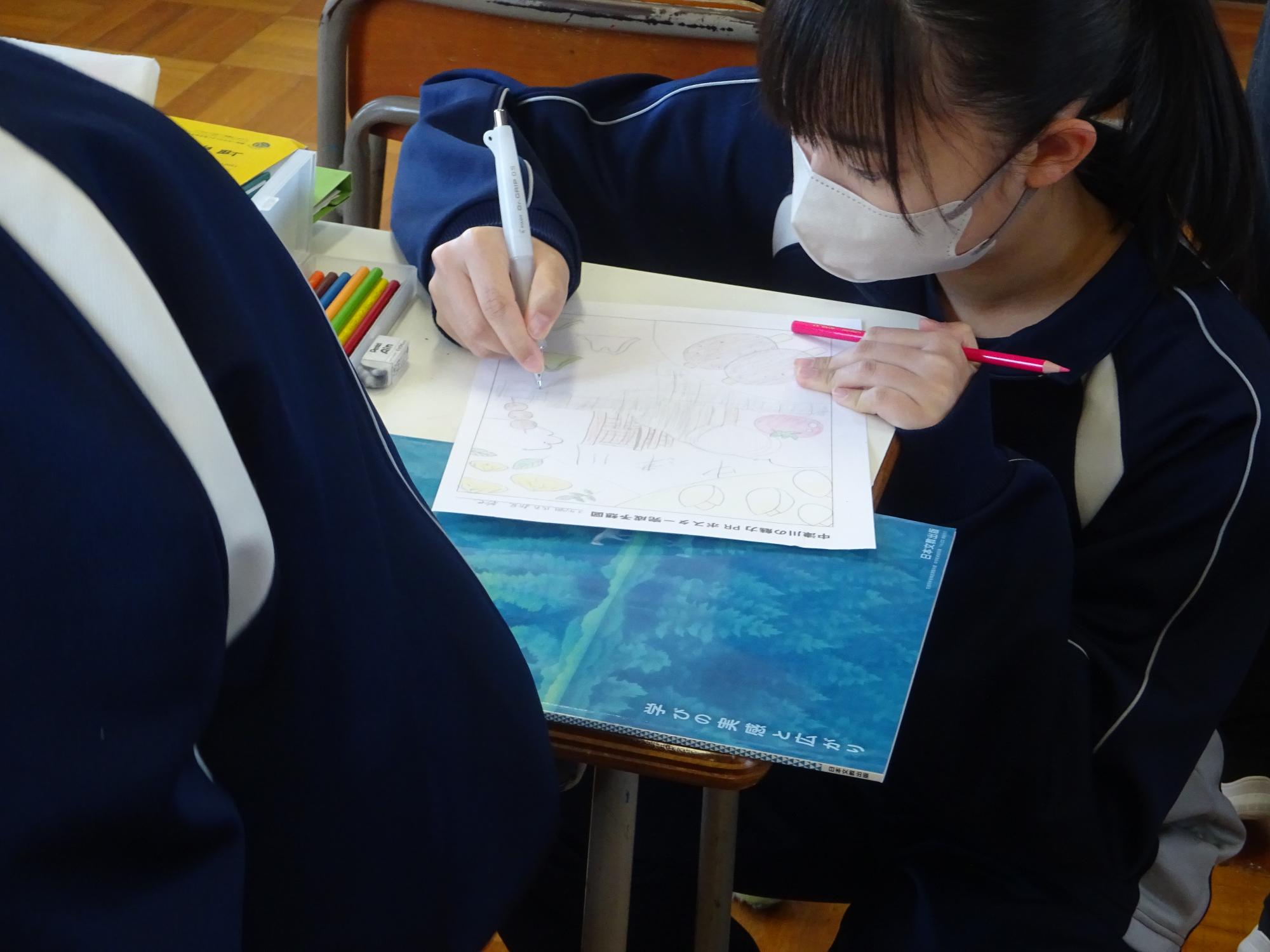 仲間と一緒に下書きする女子生徒