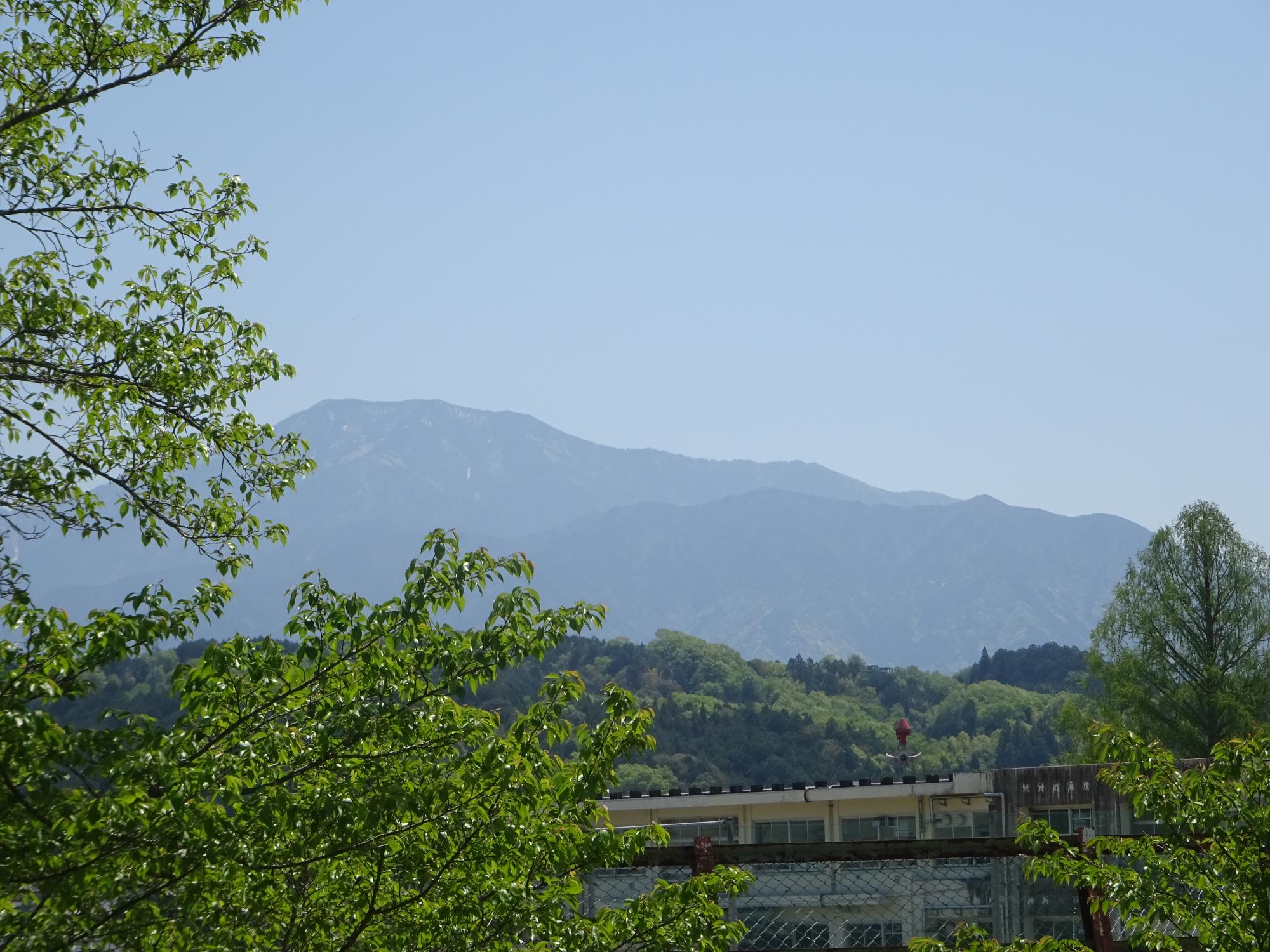 グラウンドから見る空と恵那山