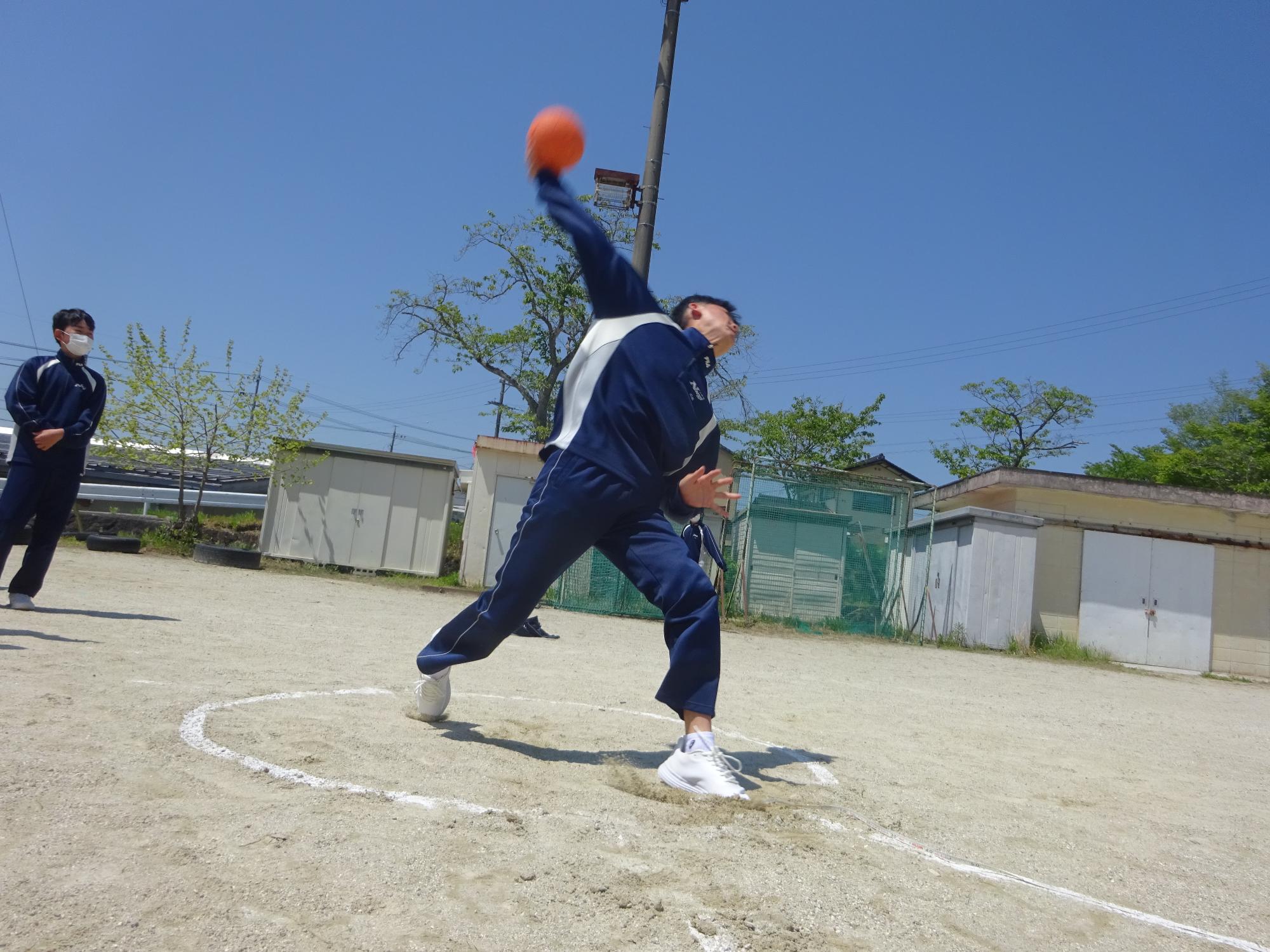 ハンドボールを投げる男子生徒