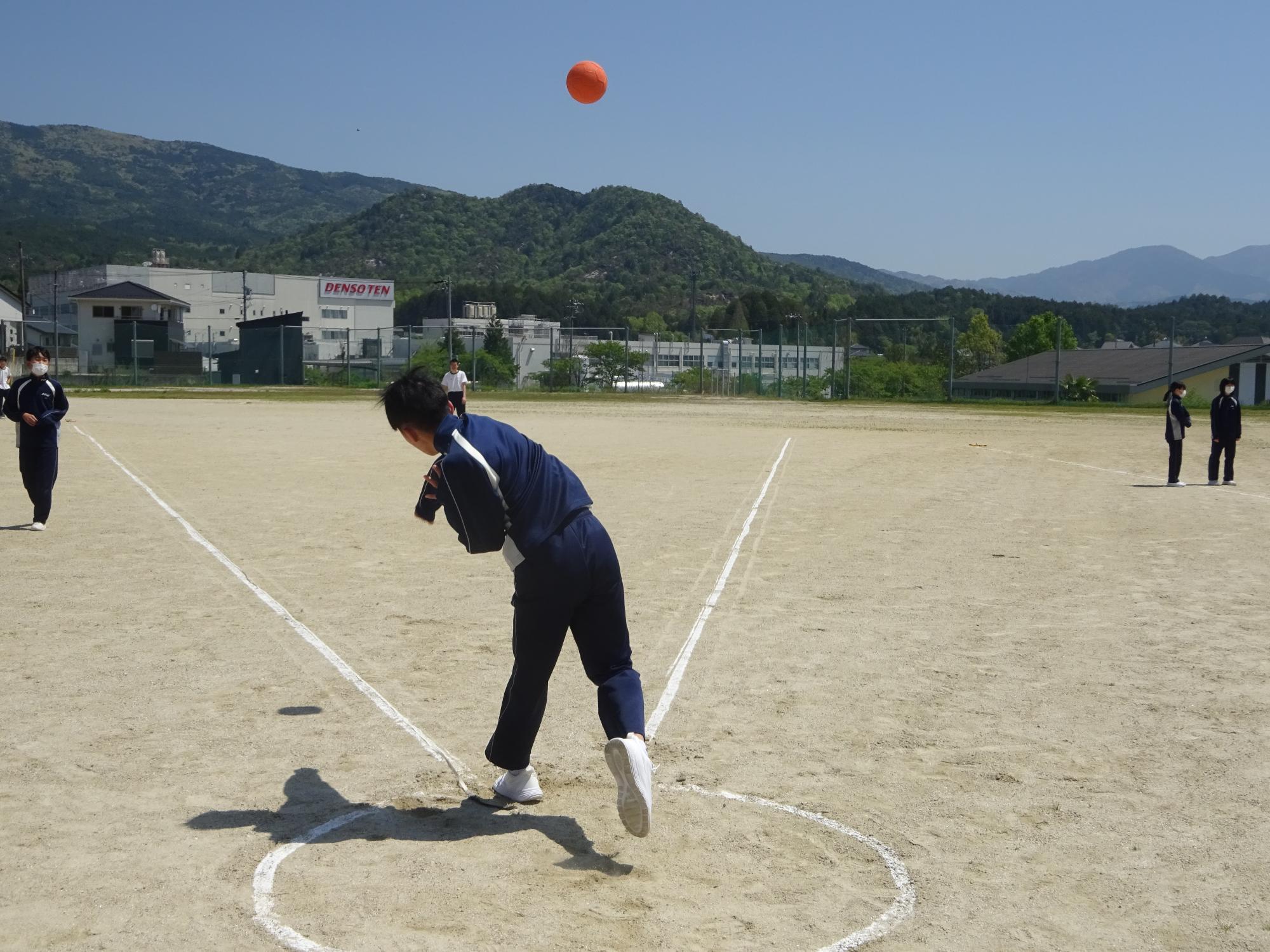 ハンドボールを投げる男子生徒