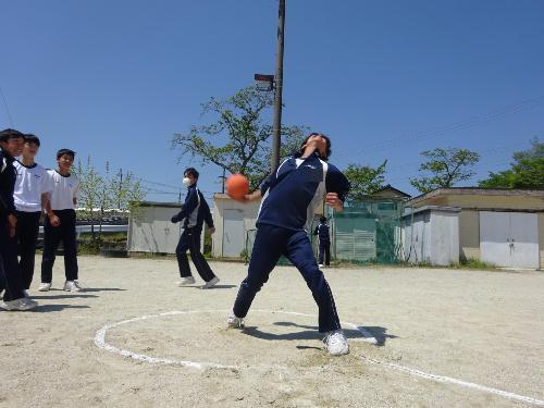 ハンドボールを投げる男子生徒