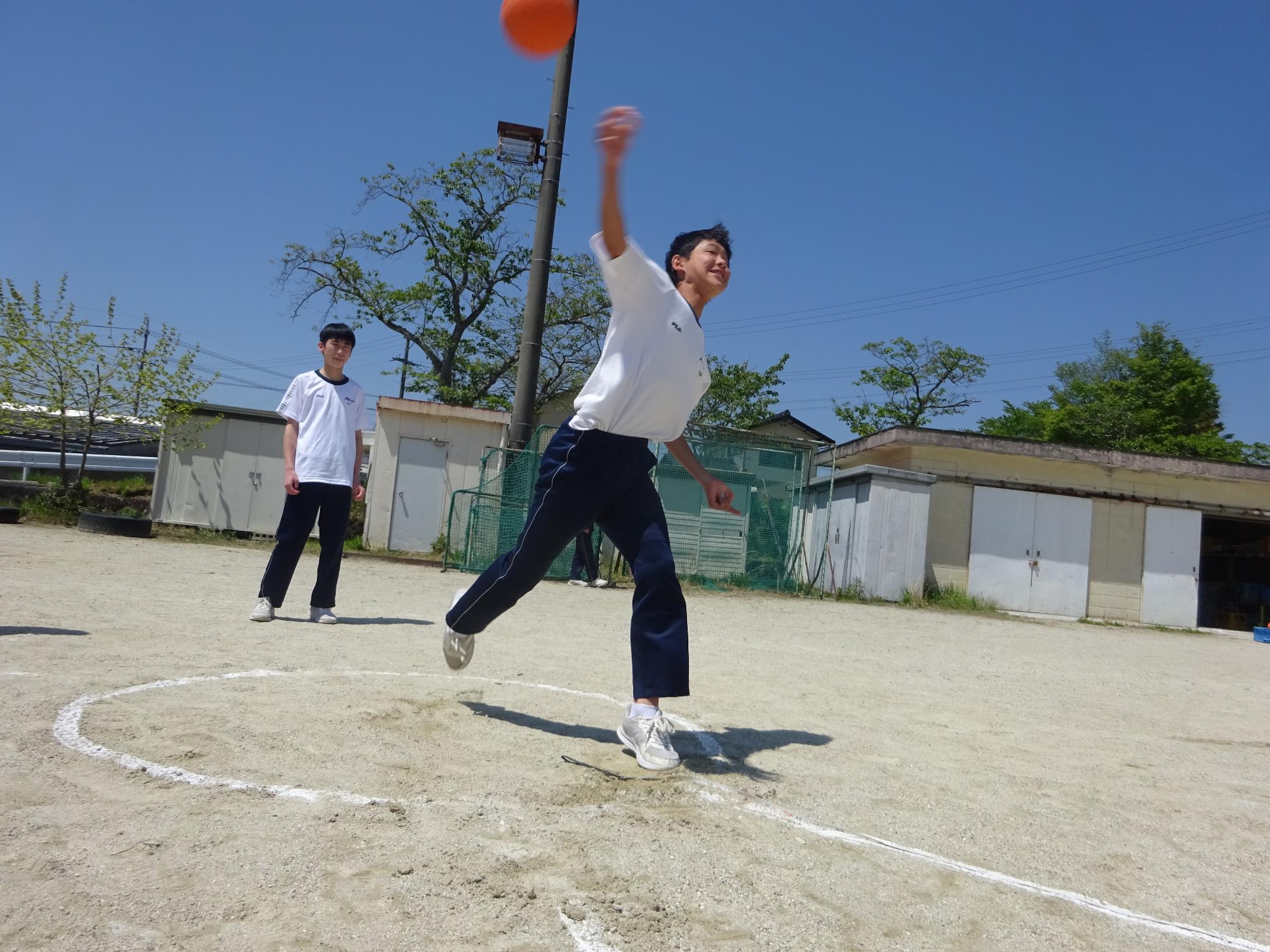 ハンドボールを投げる男子生徒
