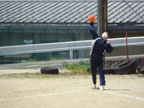 ハンドボールを投げる女子生徒