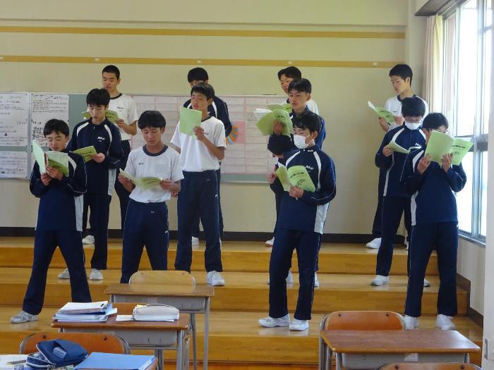 合唱する男子生徒たち