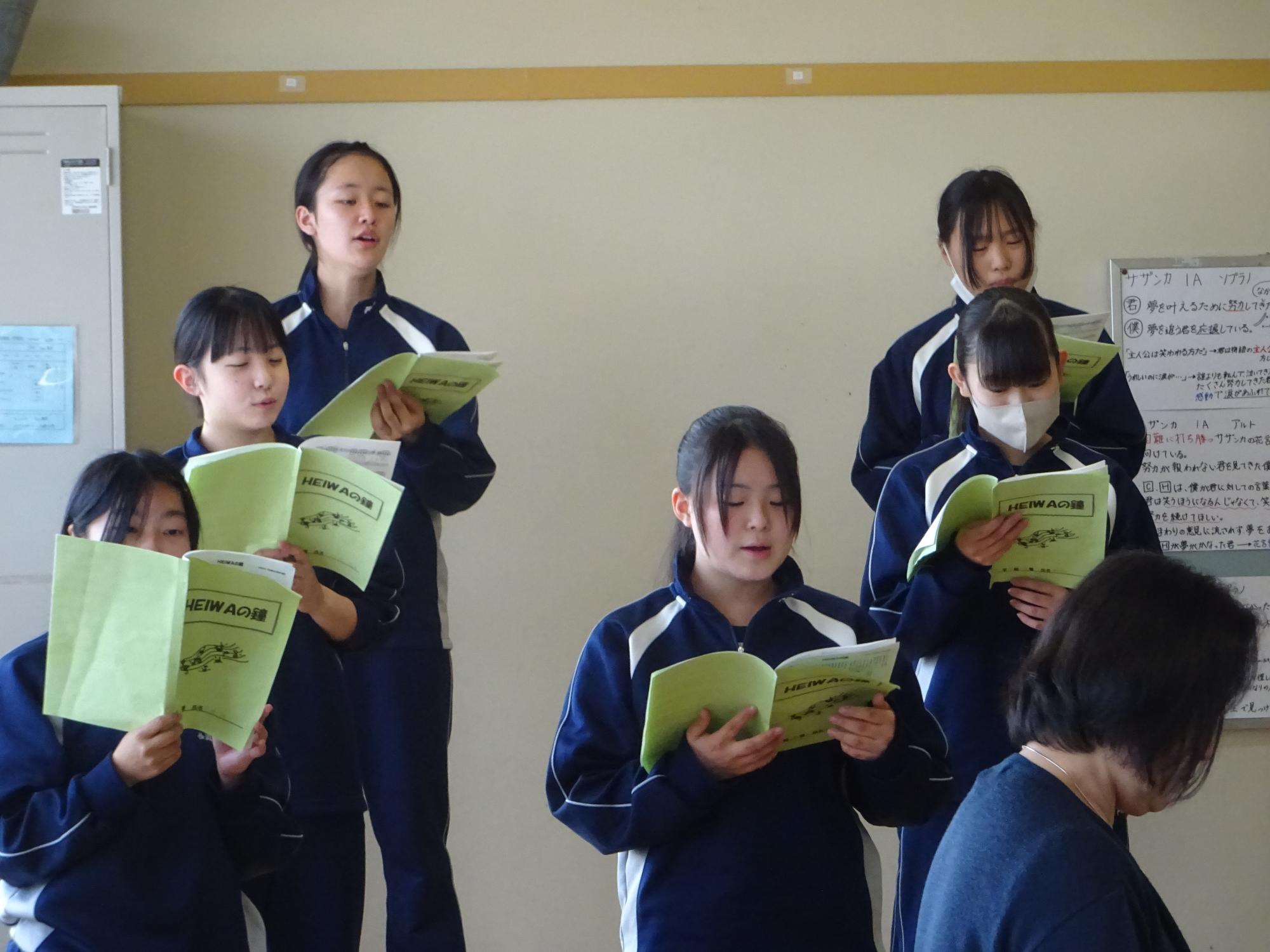 合唱する女子、ソプラノパート