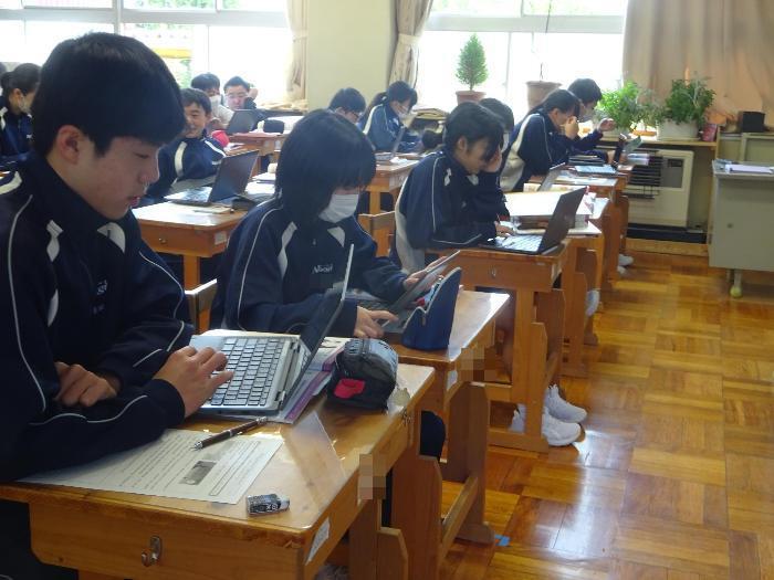 クロームブックに向かう最前列の生徒たち