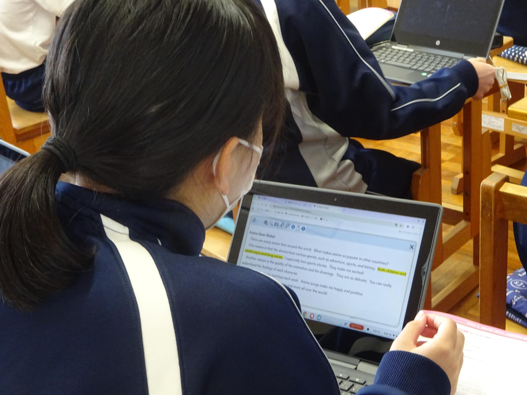 クロームブックから流れる英語で学習している生徒