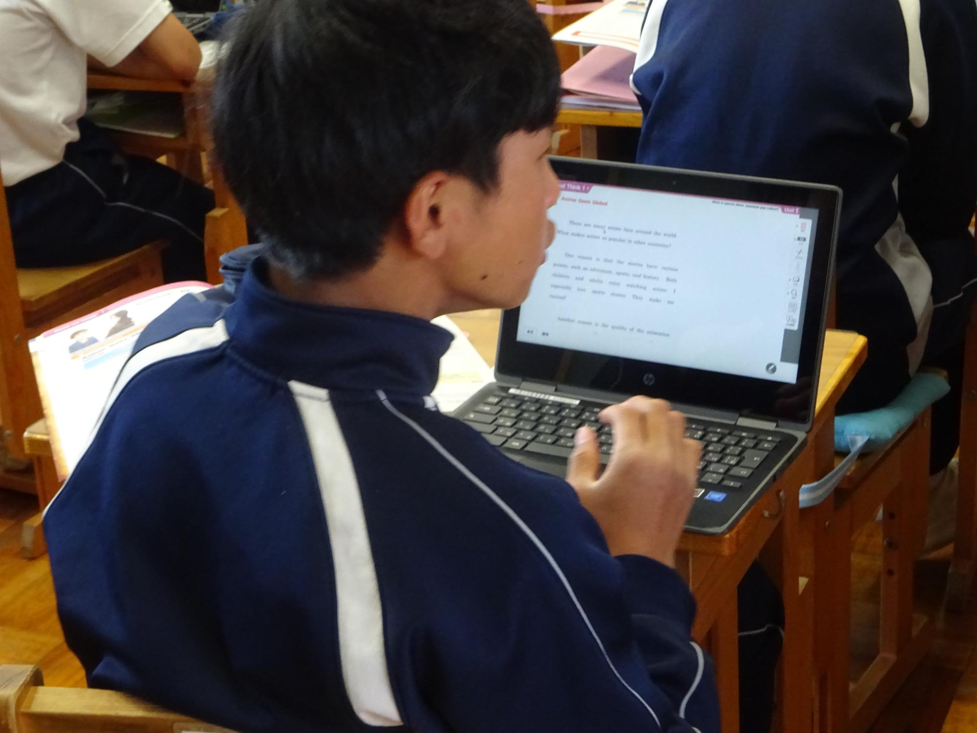 クロームブックから流れる英語で学習している生徒