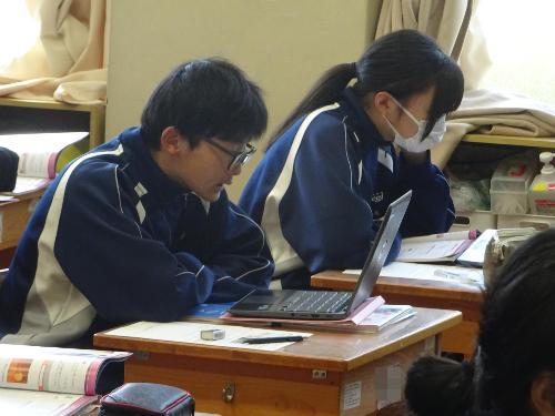 真剣にクロームブックを見つめる生徒たち