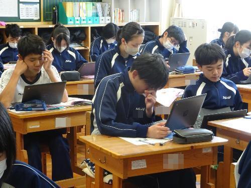 真剣にクロームブックを見つめる生徒たち