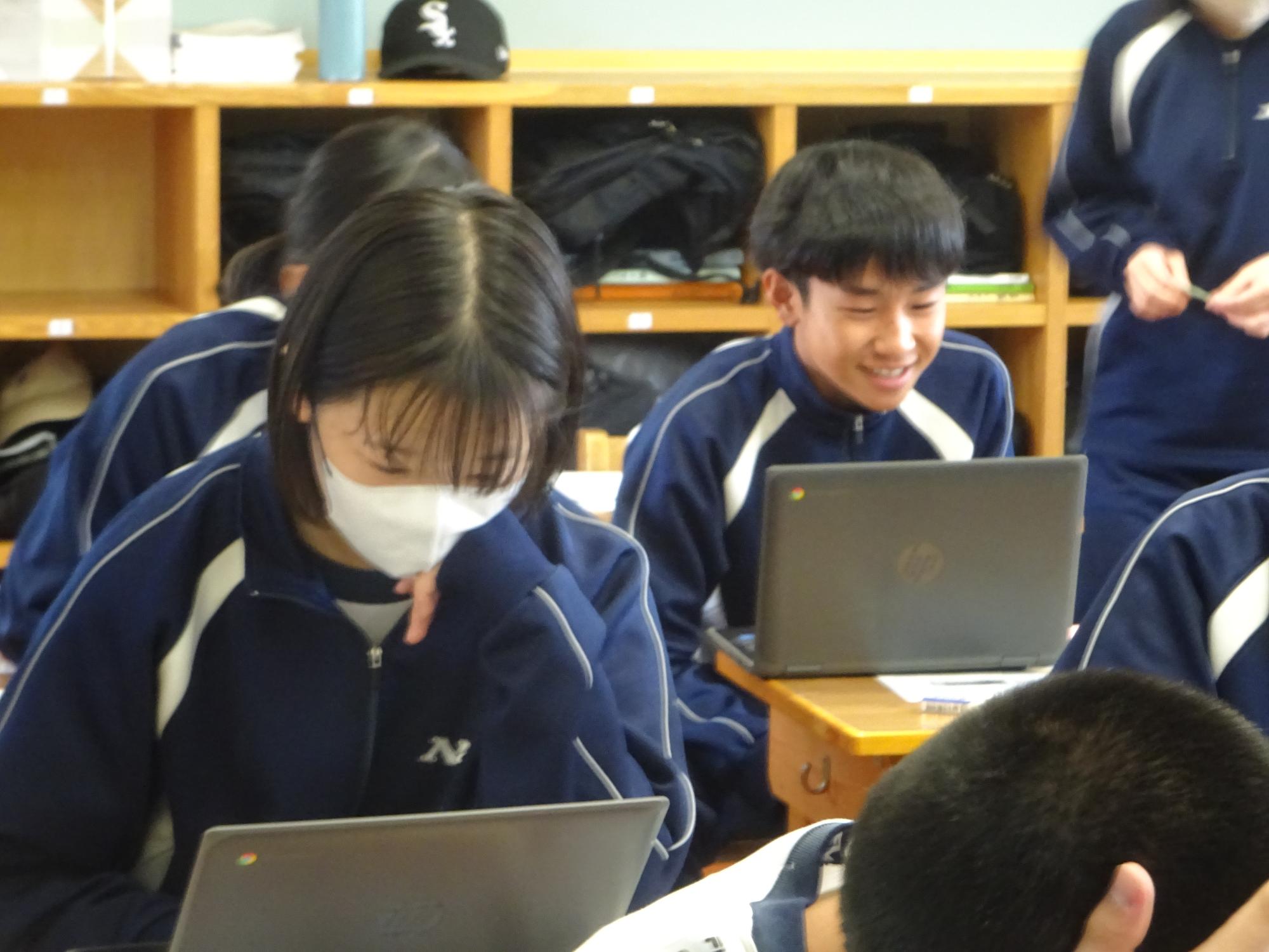 真剣にクロームブックを見つめる生徒たち