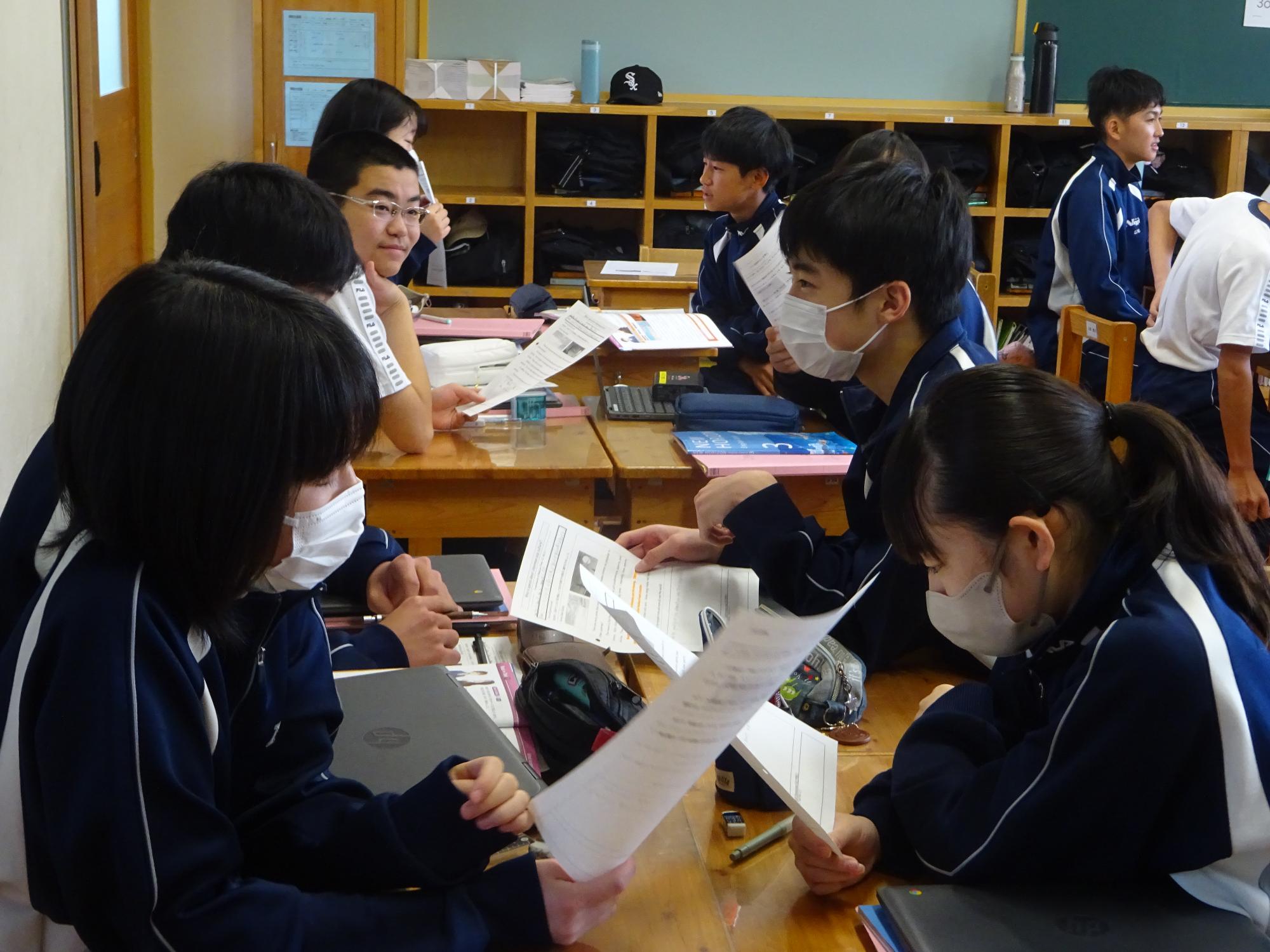 ペアで会話練習をする生徒たち