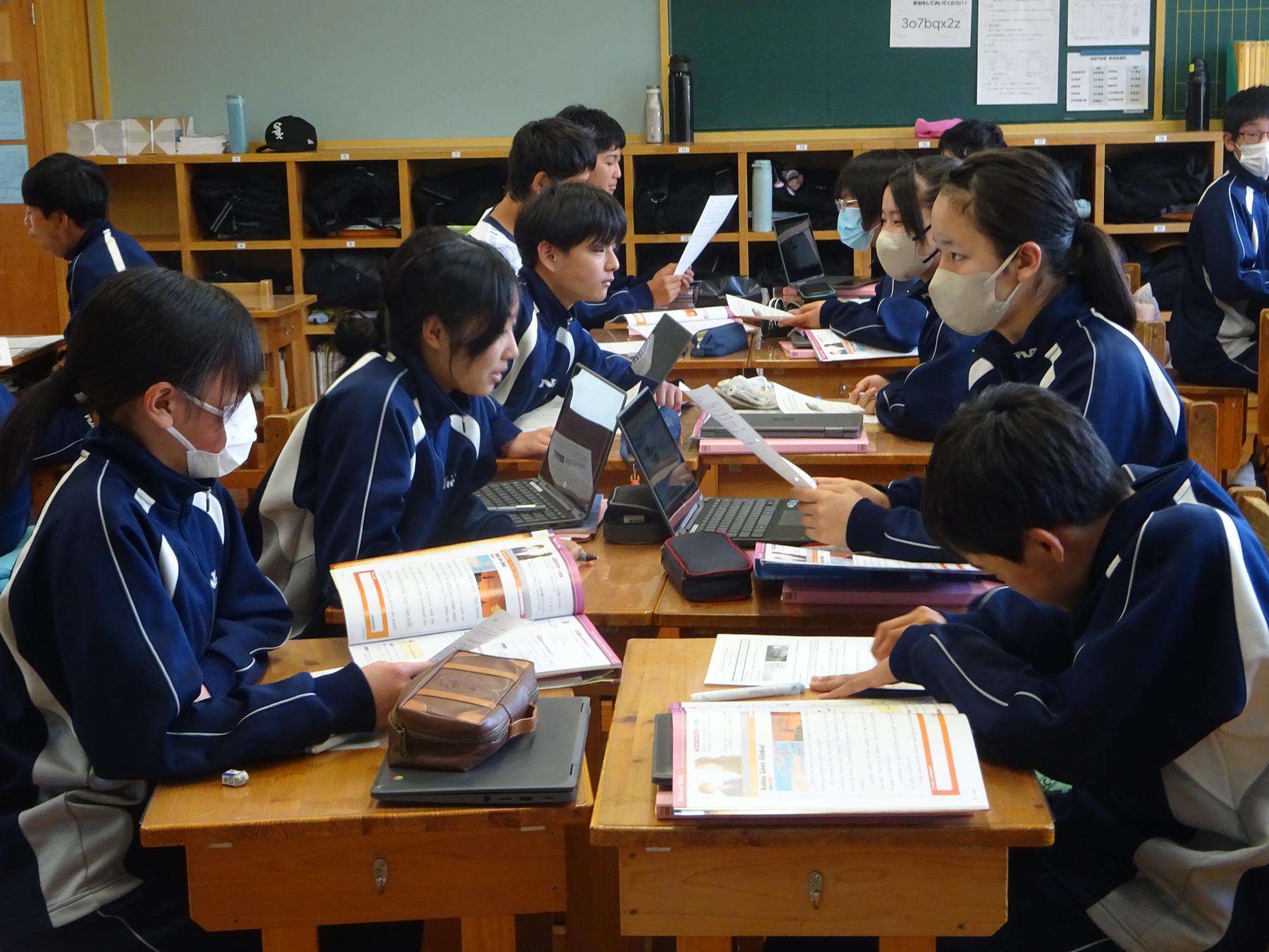 ペアで会話練習をする生徒たち