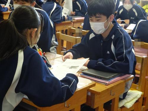 ペアで会話練習をする生徒たち