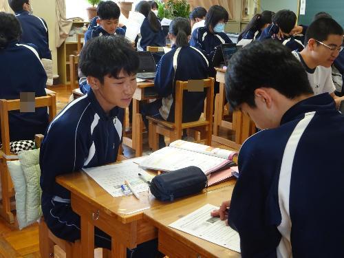 ペアで会話練習をする生徒たち