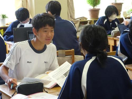 ペアで会話練習をする生徒たち