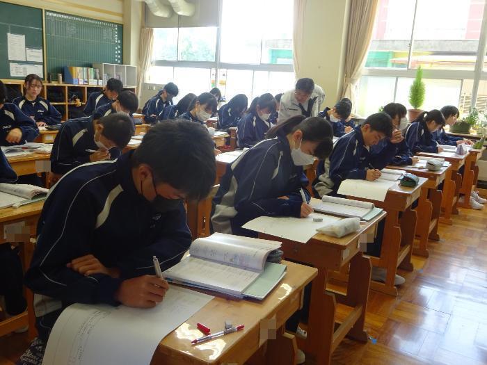 真剣に問題を解く生徒たち