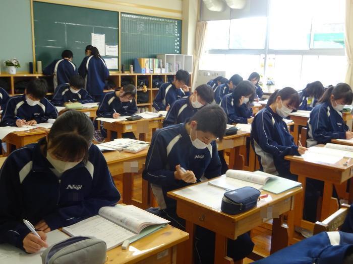 問題に向かう生徒と答え合わせをする生徒