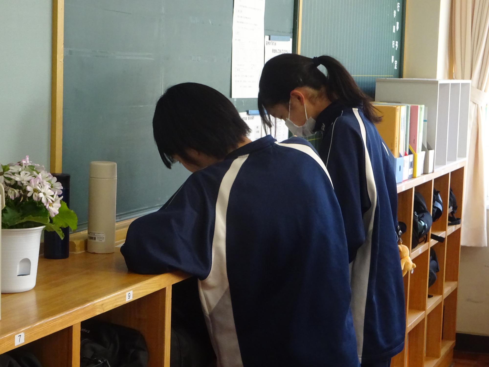 教室後部で答え合わせをする生徒たち