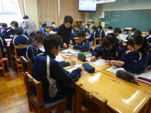 グループになってカードを使って学習