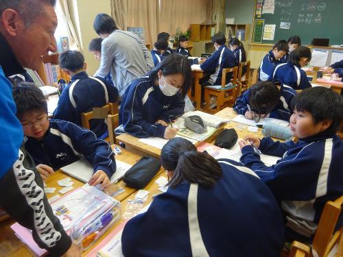 グループになってカードを使って学習