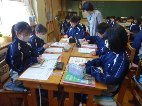 グループになってカードを使って学習