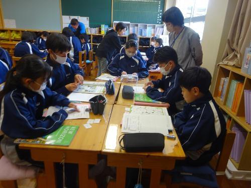 グループになってカードを使って学習