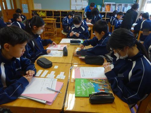 グループになってカードを使って学習