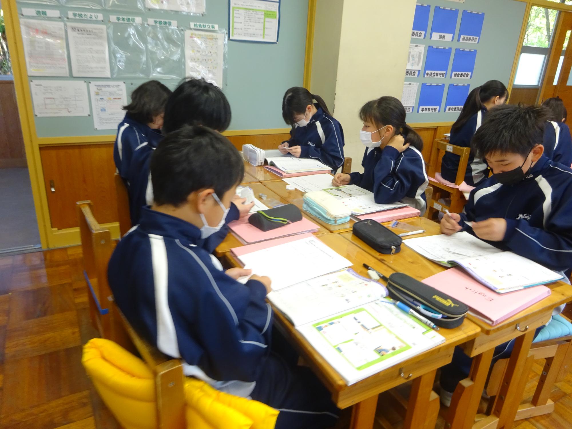 グループになってカードを使って学習