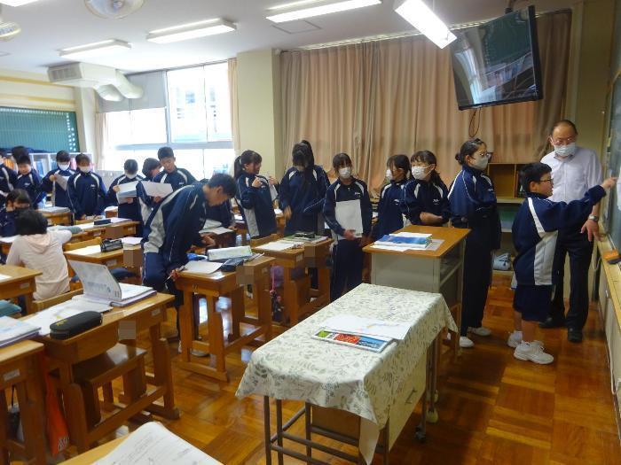 テストのために並ぶ生徒